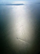Rodríguez. Un par de enbarcaciones navegando en paisaje soleado y solitario en el Golfo de México. Foto tomada durante el vuelo México-CD del Carmen 